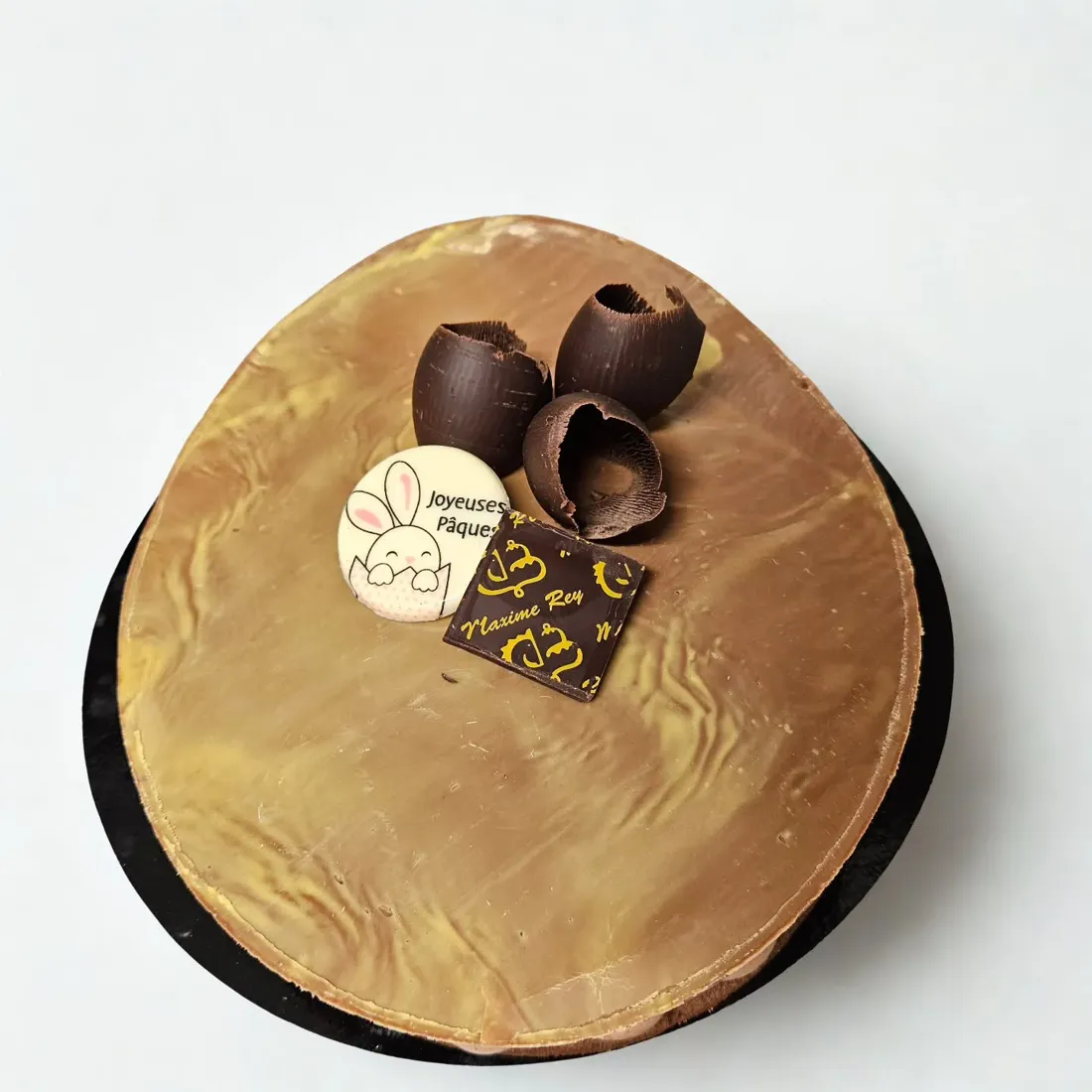 Entremets au chocolat décoré pour les fêtes
