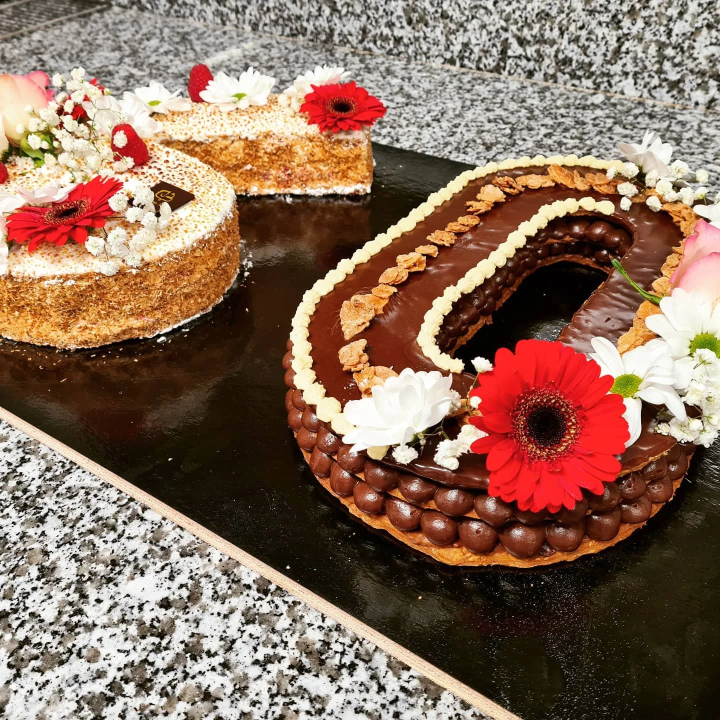 Gâteaux d'anniversaire en forme de chiffre décorés de fleurs
