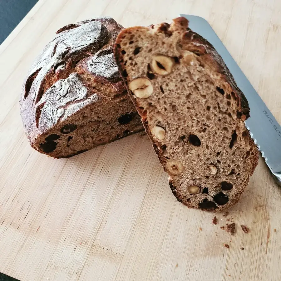 Pain aux noisettes coupé sur planche en bois