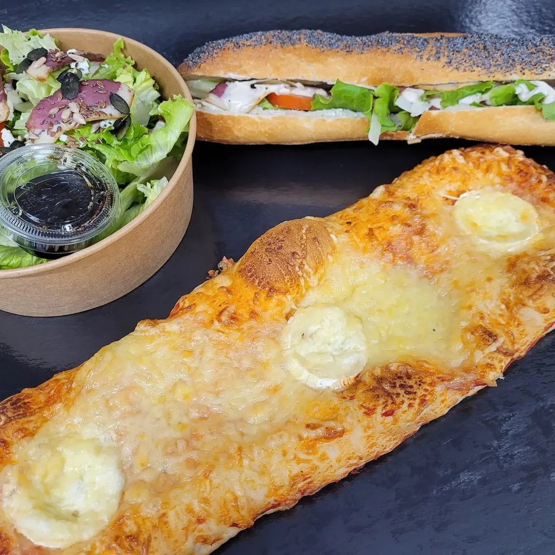 Salade, sandwich et pain garni du rayon snacking
