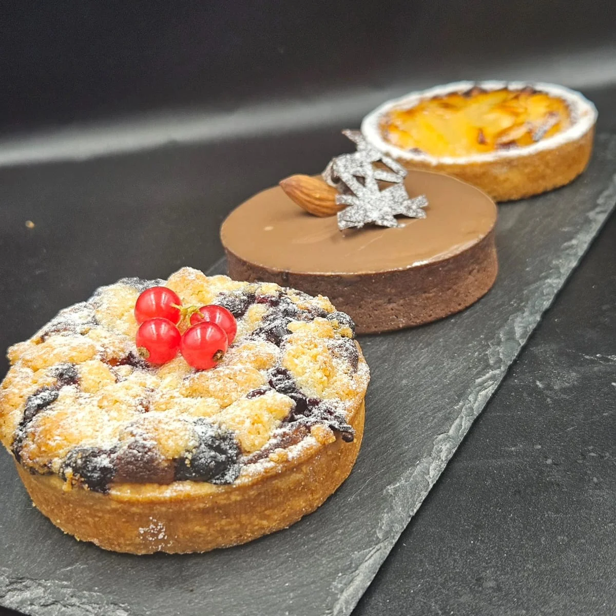Trio de tartelettes maison : fruits rouges crumble, chocolat et fruits