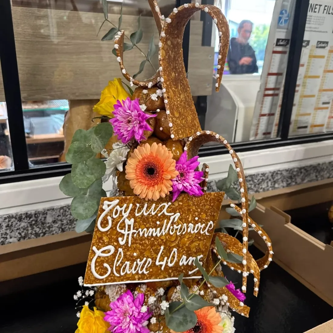 Pièce montée d'anniversaire 40 ans avec fleurs