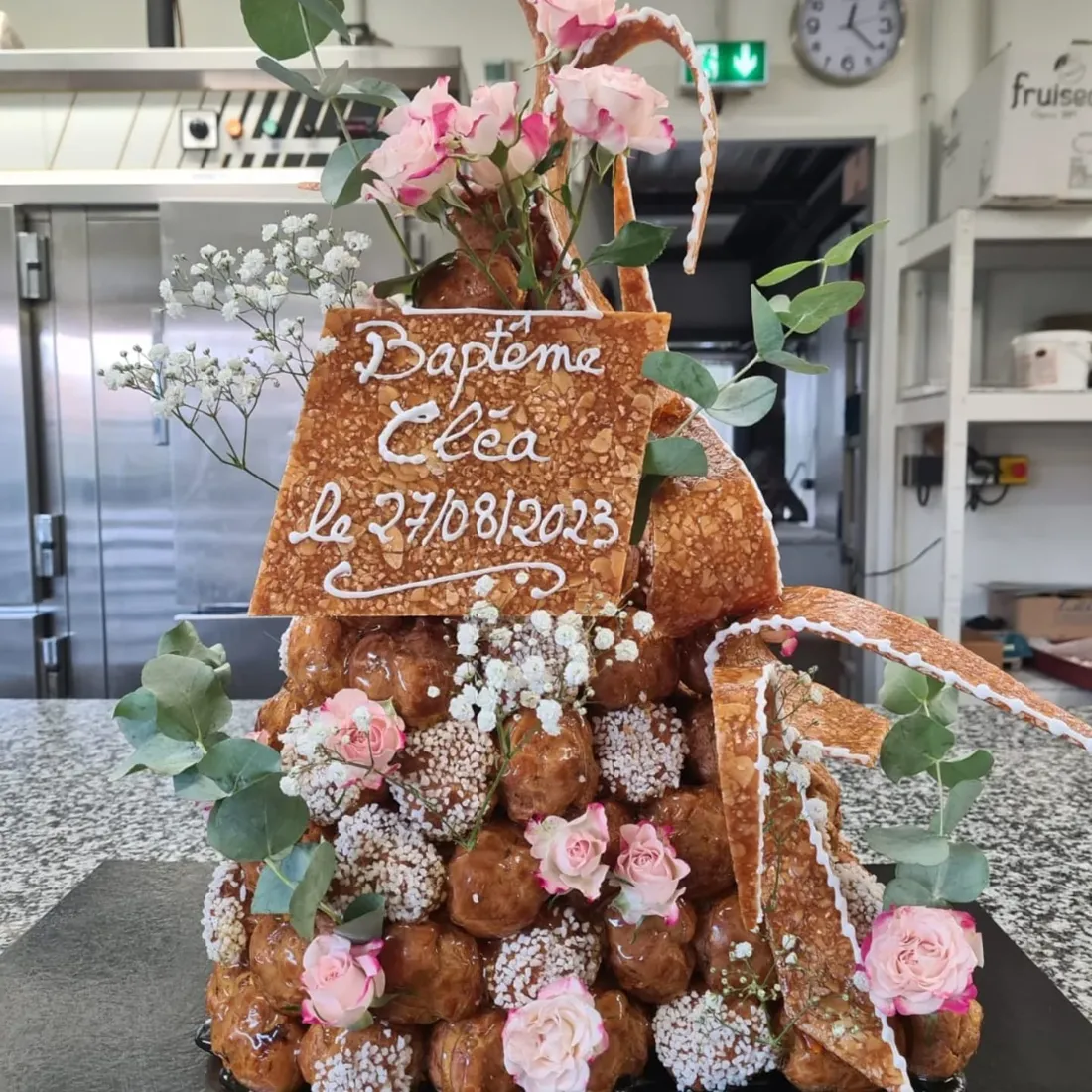 Pièce montée de baptême aux fleurs roses