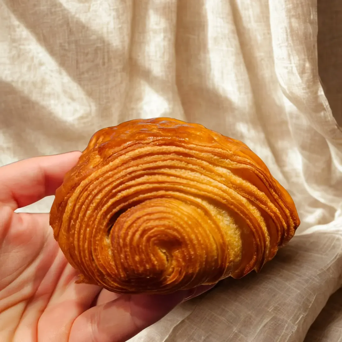 Viennoiserie feuilletée maison tenue en main