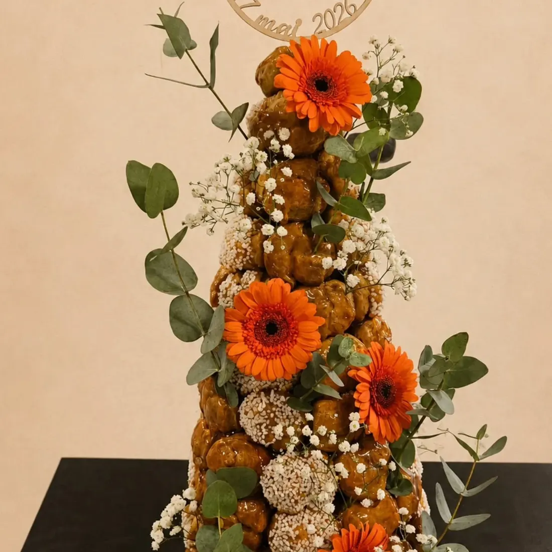 Pièce montée en choux décorée de fleurs
