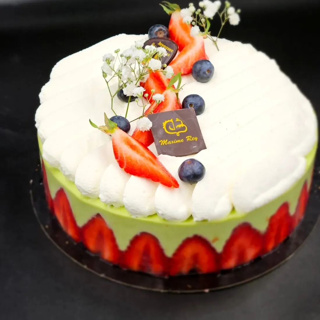 Fraisier décoré de fruits rouges et de fleurs