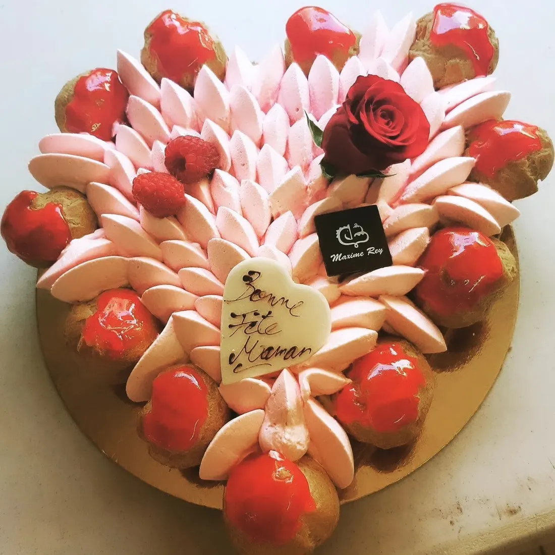 Gâteau d'événement en forme de cœur aux fraises