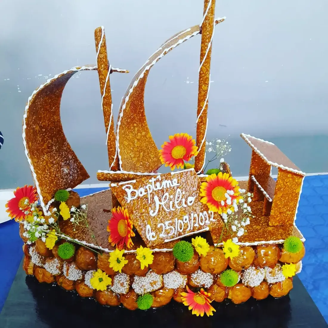 Pièce montée en forme de bateau pour un baptême