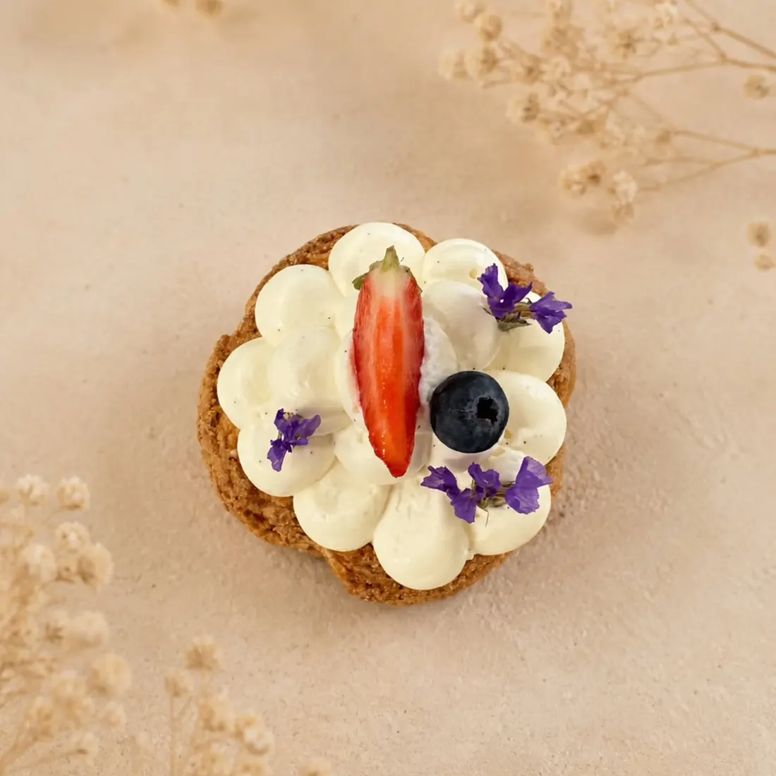 Tartelette crème, fraise et myrtille