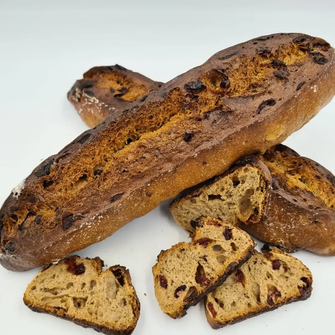 Pain de saison aux fruits secs, tranché