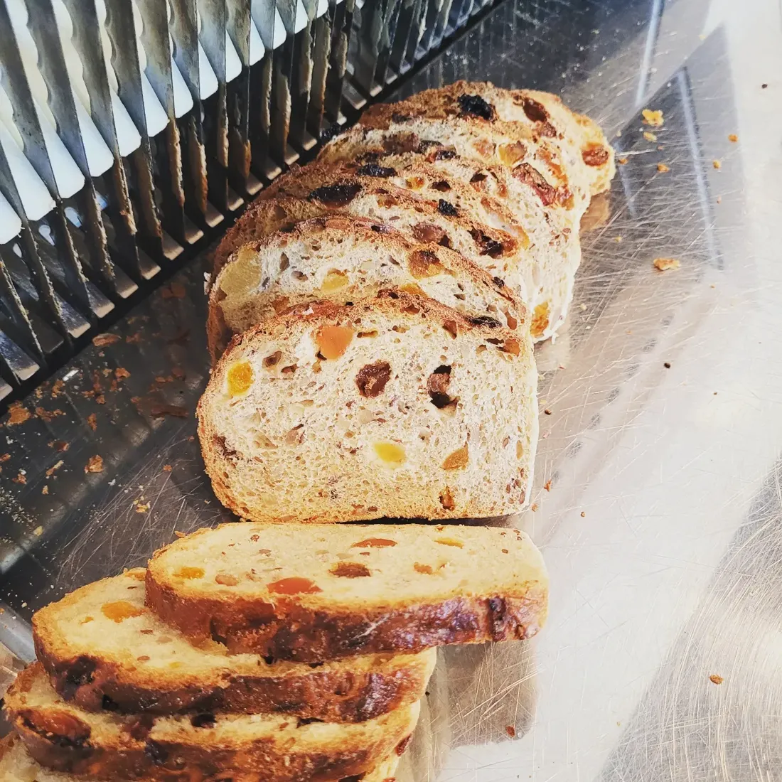 Pain aux fruits tranché, à la mie généreuse