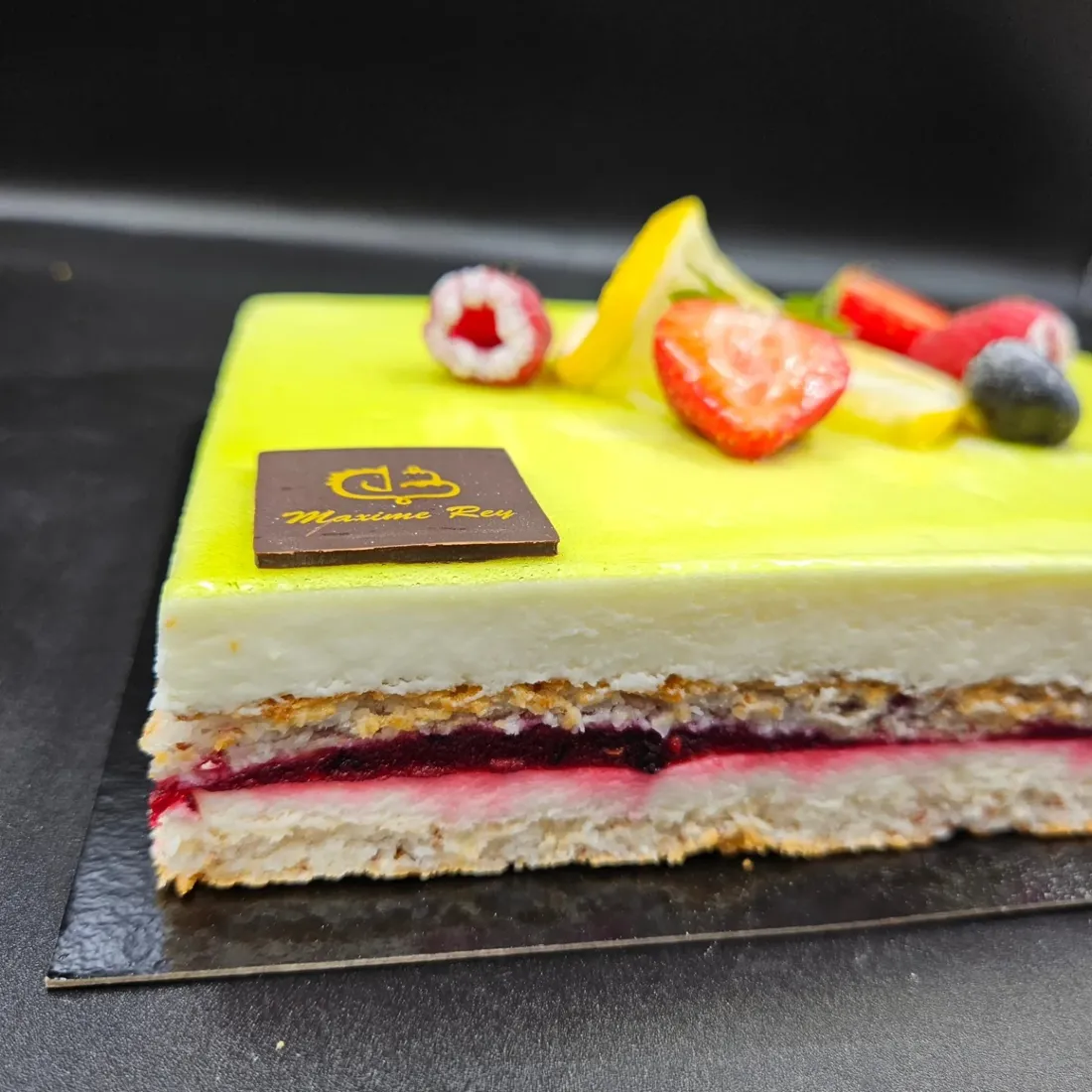 Entremets citron et fruits rouges décoré à la main