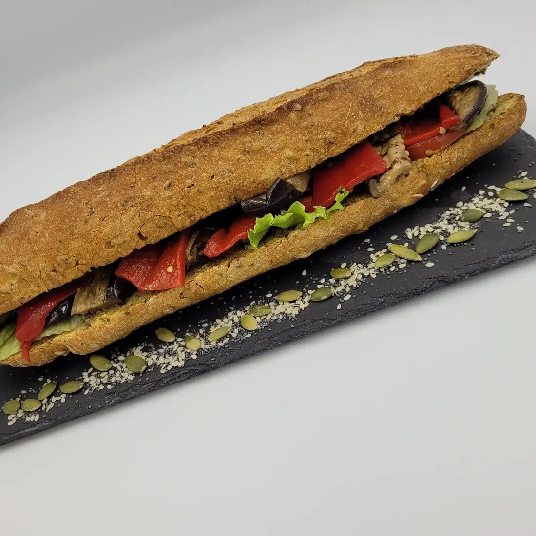 Sandwich garni sur pain aux graines pour la pause déjeuner